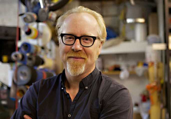 Fãs do programa 'Os Caçadores de Mitos', exibido no Discovery Channel, nem imaginam que o apresentador Adam Savage já apareceu em um videoclipe! Em 1991, ele fez uma  ponta em ‘You´re Only Human', de Billy Joey.