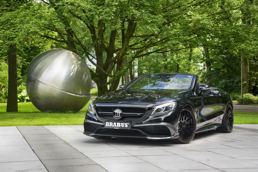 A empresa alemã Brabus é especialista em modificação de carros, especialmente da Mercedes-Benz. Desta vez, eles trabalharam em um projeto especial, o Brabus 850 6.0 biturbo Cabrio, baseado em uma Mercedez-AMG S63Cabriolet, que já conta com um motor V8 5.5, mas, nesta versão, ganhou números mais impressionantes ainda, tornando-o conversível mais rápido do mundo.  A transformação do carro passou por todas as partes do motor e também nos detalhes de acabamento, dando um índice de personalização ainda mais incrível.   O já impressionante V8 recebeu um par novo de turbocharges com compressores maiores, dutos de carbono e escapamentos maiores. 