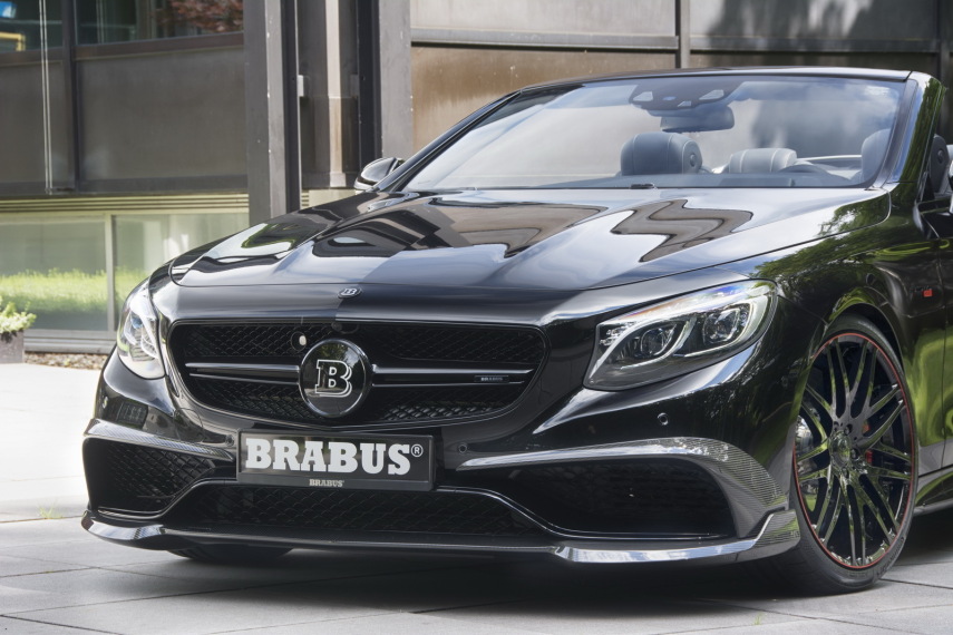 A empresa alemã Brabus é especialista em modificação de carros, especialmente da Mercedes-Benz. Desta vez, eles trabalharam em um projeto especial, o Brabus 850 6.0 biturbo Cabrio, baseado em uma Mercedez-AMG S63Cabriolet, que já conta com um motor V8 5.5, mas, nesta versão, ganhou números mais impressionantes ainda, tornando-o conversível mais rápido do mundo.  A transformação do carro passou por todas as partes do motor e também nos detalhes de acabamento, dando um índice de personalização ainda mais incrível.   O já impressionante V8 recebeu um par novo de turbocharges com compressores maiores, dutos de carbono e escapamentos maiores. 