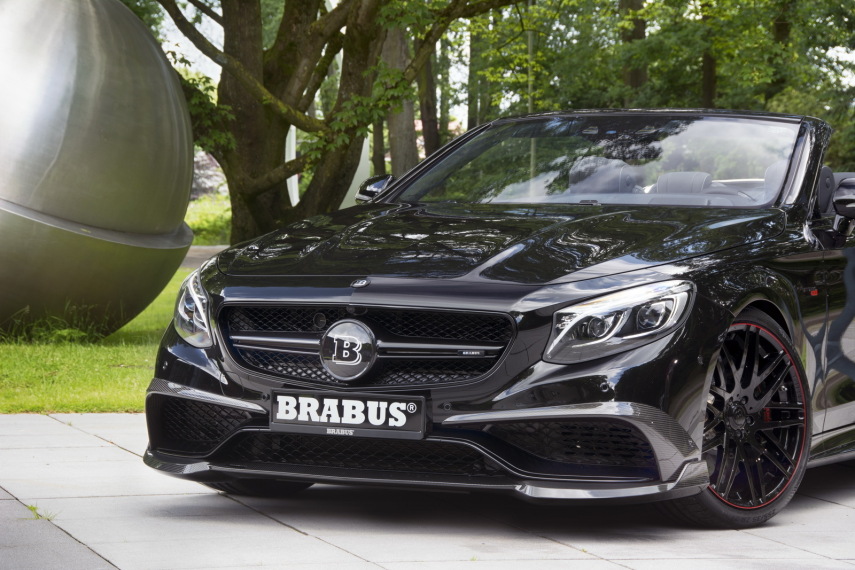 A empresa alemã Brabus é especialista em modificação de carros, especialmente da Mercedes-Benz. Desta vez, eles trabalharam em um projeto especial, o Brabus 850 6.0 biturbo Cabrio, baseado em uma Mercedez-AMG S63Cabriolet, que já conta com um motor V8 5.5, mas, nesta versão, ganhou números mais impressionantes ainda, tornando-o conversível mais rápido do mundo.  A transformação do carro passou por todas as partes do motor e também nos detalhes de acabamento, dando um índice de personalização ainda mais incrível.   O já impressionante V8 recebeu um par novo de turbocharges com compressores maiores, dutos de carbono e escapamentos maiores. 