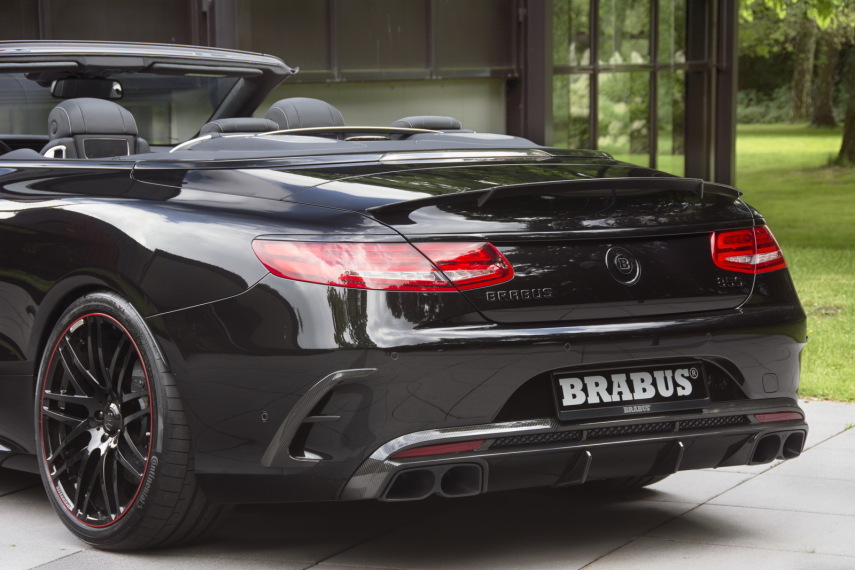 A empresa alemã Brabus é especialista em modificação de carros, especialmente da Mercedes-Benz. Desta vez, eles trabalharam em um projeto especial, o Brabus 850 6.0 biturbo Cabrio, baseado em uma Mercedez-AMG S63Cabriolet, que já conta com um motor V8 5.5, mas, nesta versão, ganhou números mais impressionantes ainda, tornando-o conversível mais rápido do mundo.  A transformação do carro passou por todas as partes do motor e também nos detalhes de acabamento, dando um índice de personalização ainda mais incrível.   O já impressionante V8 recebeu um par novo de turbocharges com compressores maiores, dutos de carbono e escapamentos maiores. 