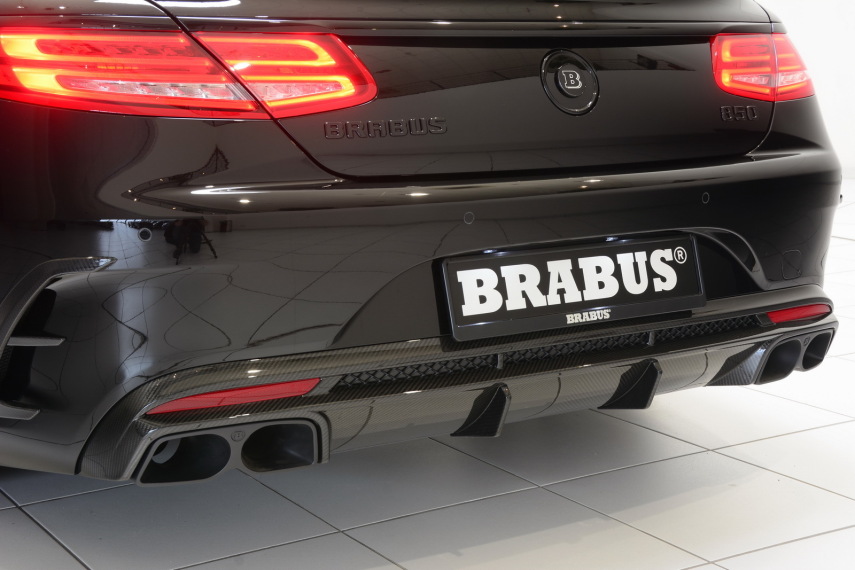 A empresa alemã Brabus é especialista em modificação de carros, especialmente da Mercedes-Benz. Desta vez, eles trabalharam em um projeto especial, o Brabus 850 6.0 biturbo Cabrio, baseado em uma Mercedez-AMG S63Cabriolet, que já conta com um motor V8 5.5, mas, nesta versão, ganhou números mais impressionantes ainda, tornando-o conversível mais rápido do mundo.  A transformação do carro passou por todas as partes do motor e também nos detalhes de acabamento, dando um índice de personalização ainda mais incrível.   O já impressionante V8 recebeu um par novo de turbocharges com compressores maiores, dutos de carbono e escapamentos maiores. 