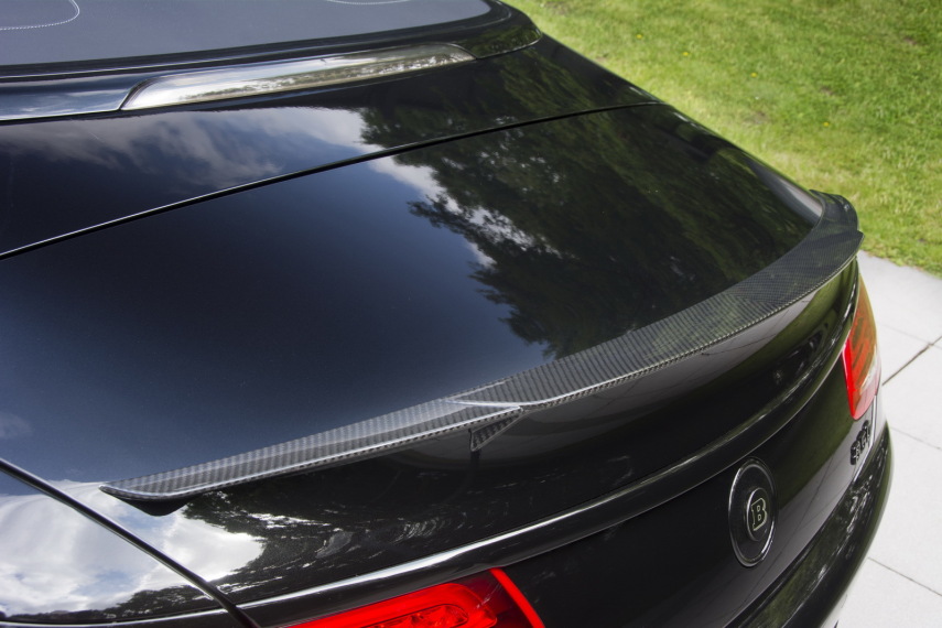 A empresa alemã Brabus é especialista em modificação de carros, especialmente da Mercedes-Benz. Desta vez, eles trabalharam em um projeto especial, o Brabus 850 6.0 biturbo Cabrio, baseado em uma Mercedez-AMG S63Cabriolet, que já conta com um motor V8 5.5, mas, nesta versão, ganhou números mais impressionantes ainda, tornando-o conversível mais rápido do mundo. A transformação do carro passou por todas as partes do motor e também nos detalhes de acabamento, dando um índice de personalização ainda mais incrível. O já impressionante V8 recebeu um par novo de turbocharges com compressores maiores, dutos de carbono e escapamentos maiores.