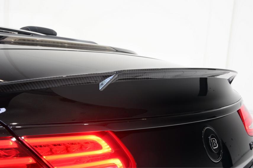 A empresa alemã Brabus é especialista em modificação de carros, especialmente da Mercedes-Benz. Desta vez, eles trabalharam em um projeto especial, o Brabus 850 6.0 biturbo Cabrio, baseado em uma Mercedez-AMG S63Cabriolet, que já conta com um motor V8 5.5, mas, nesta versão, ganhou números mais impressionantes ainda, tornando-o conversível mais rápido do mundo. A transformação do carro passou por todas as partes do motor e também nos detalhes de acabamento, dando um índice de personalização ainda mais incrível. O já impressionante V8 recebeu um par novo de turbocharges com compressores maiores, dutos de carbono e escapamentos maiores.