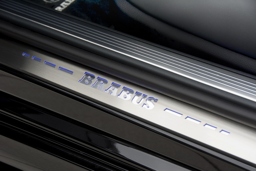 A empresa alemã Brabus é especialista em modificação de carros, especialmente da Mercedes-Benz. Desta vez, eles trabalharam em um projeto especial, o Brabus 850 6.0 biturbo Cabrio, baseado em uma Mercedez-AMG S63Cabriolet, que já conta com um motor V8 5.5, mas, nesta versão, ganhou números mais impressionantes ainda, tornando-o conversível mais rápido do mundo.  A transformação do carro passou por todas as partes do motor e também nos detalhes de acabamento, dando um índice de personalização ainda mais incrível.   O já impressionante V8 recebeu um par novo de turbocharges com compressores maiores, dutos de carbono e escapamentos maiores. 