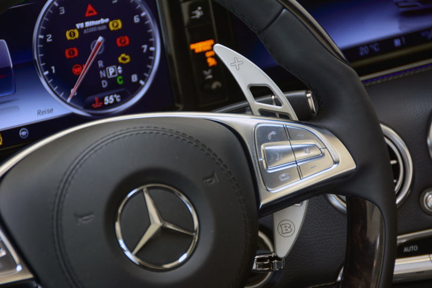 A empresa alemã Brabus é especialista em modificação de carros, especialmente da Mercedes-Benz. Desta vez, eles trabalharam em um projeto especial, o Brabus 850 6.0 biturbo Cabrio, baseado em uma Mercedez-AMG S63Cabriolet, que já conta com um motor V8 5.5, mas, nesta versão, ganhou números mais impressionantes ainda, tornando-o conversível mais rápido do mundo. A transformação do carro passou por todas as partes do motor e também nos detalhes de acabamento, dando um índice de personalização ainda mais incrível. O já impressionante V8 recebeu um par novo de turbocharges com compressores maiores, dutos de carbono e escapamentos maiores.