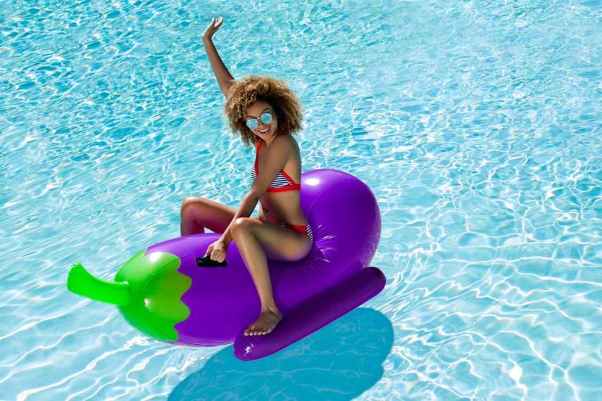 Empresa americana cria boias para piscina em formato de emojis famosos