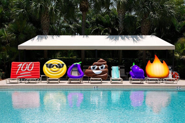 Empresa americana cria boias para piscina em formato de emojis famosos