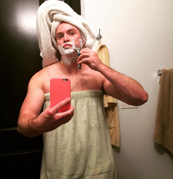 Conta do Instagram reúne paródias e homenagens de homens a algumas poses mais comuns entre as mulheres
