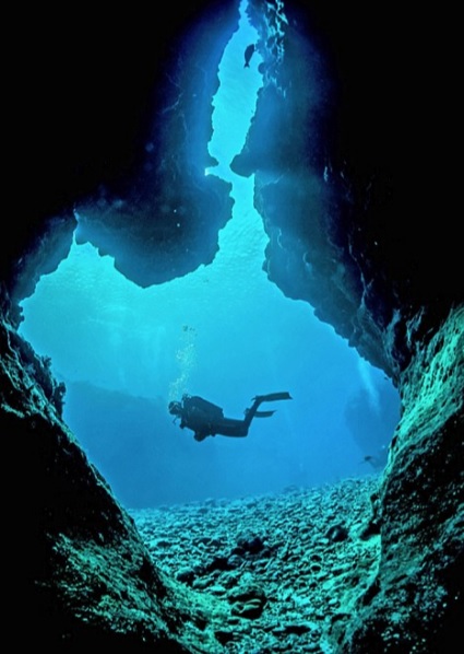 Imagens foram capturadas pelo instrutor Charlie Jung durante mergulhos em cavernas subaquáticas localizadas na Turquia, na Coreia do Sul, em Saipã (maior das Ilhas Marianas do Norte) e no Japão.