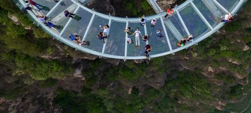 Instalado em Shilin Gorge, um dos picos mais altos da China, o mirante feito de vidro fica a mais de 396 metros acima do chão e proporciona aos visitantes paisagens de tirar o fôlego!