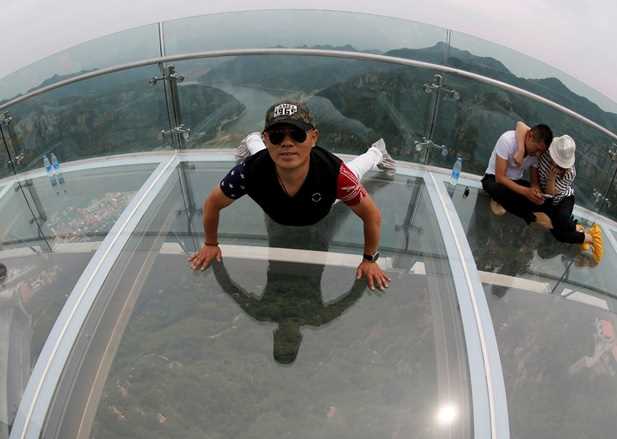 Instalado em Shilin Gorge, um dos picos mais altos da China, o mirante feito de vidro fica a mais de 396 metros acima do chão e proporciona aos visitantes paisagens de tirar o fôlego!