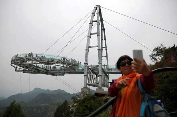 Instalado em Shilin Gorge, um dos picos mais altos da China, o mirante feito de vidro fica a mais de 396 metros acima do chão e proporciona aos visitantes paisagens de tirar o fôlego!