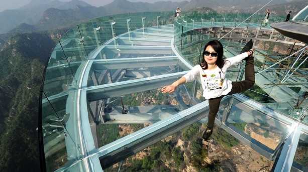 Instalado em Shilin Gorge, um dos picos mais altos da China, o mirante feito de vidro fica a mais de 396 metros acima do chão e proporciona aos visitantes paisagens de tirar o fôlego!