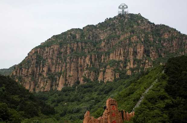 Instalado em Shilin Gorge, um dos picos mais altos da China, o mirante feito de vidro fica a mais de 396 metros acima do chão e proporciona aos visitantes paisagens de tirar o fôlego!