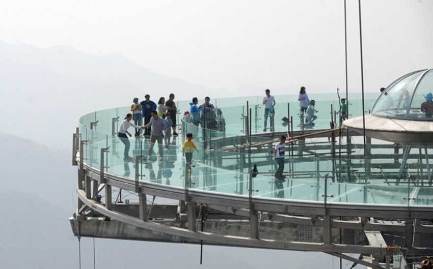 Instalado em Shilin Gorge, um dos picos mais altos da China, o mirante feito de vidro fica a mais de 396 metros acima do chão e proporciona aos visitantes paisagens de tirar o fôlego!