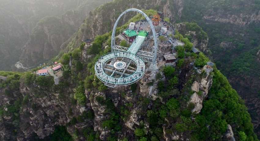 Instalado em Shilin Gorge, um dos picos mais altos da China, o mirante feito de vidro fica a mais de 396 metros acima do chão e proporciona aos visitantes paisagens de tirar o fôlego!