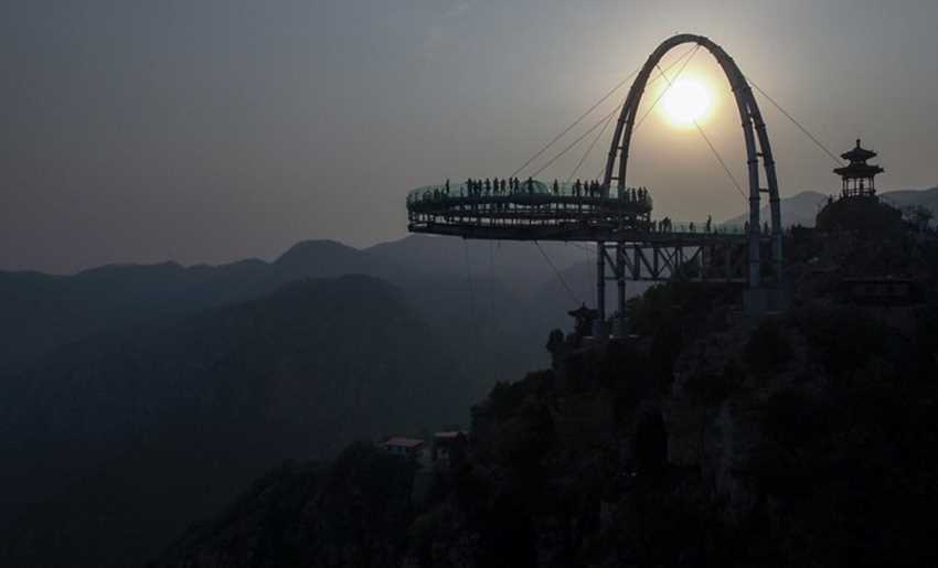 Instalado em Shilin Gorge, um dos picos mais altos da China, o mirante feito de vidro fica a mais de 396 metros acima do chão e proporciona aos visitantes paisagens de tirar o fôlego!
