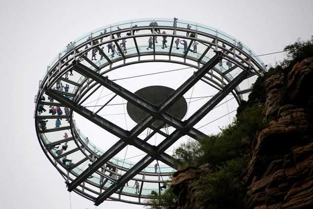 Instalado em Shilin Gorge, um dos picos mais altos da China, o mirante feito de vidro fica a mais de 396 metros acima do chão e proporciona aos visitantes paisagens de tirar o fôlego!
