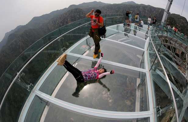 Instalado em Shilin Gorge, um dos picos mais altos da China, o mirante feito de vidro fica a mais de 396 metros acima do chão e proporciona aos visitantes paisagens de tirar o fôlego!