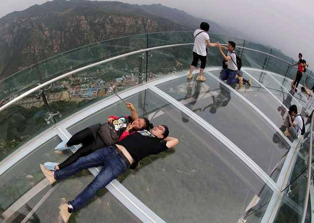 Instalado em Shilin Gorge, um dos picos mais altos da China, o mirante feito de vidro fica a mais de 396 metros acima do chão e proporciona aos visitantes paisagens de tirar o fôlego!