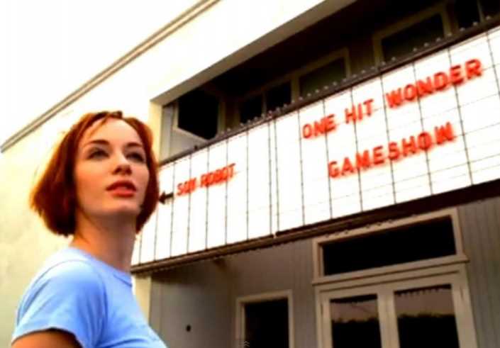 Aos 22 anos, Christina Hendricks, a Joan Holloway de 'Mad Men', participou do clipe 'One Hit Wonder' da banda Everclear.