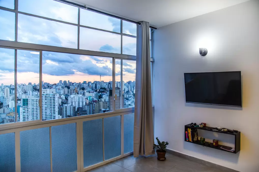 #Melhorvista: difícil concentrar na TV com a vista do centro de São Paulo