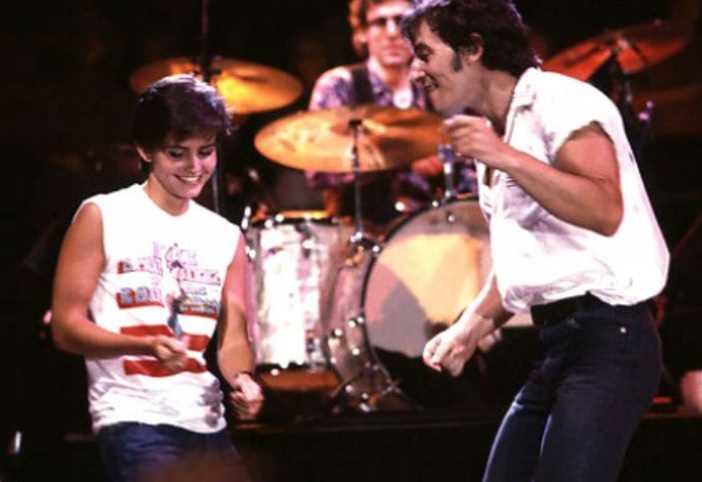 Em 1984, Courtney Cox, a Monica Geller de 'Friends', subiu para dançar no palco de um show de Bruce Springsteen e acabou aparecendo no clipe de 'Dancing In the Dark'. Ao contrário do que muita gente pensou, a cena não foi espontânea, foi dirigida.