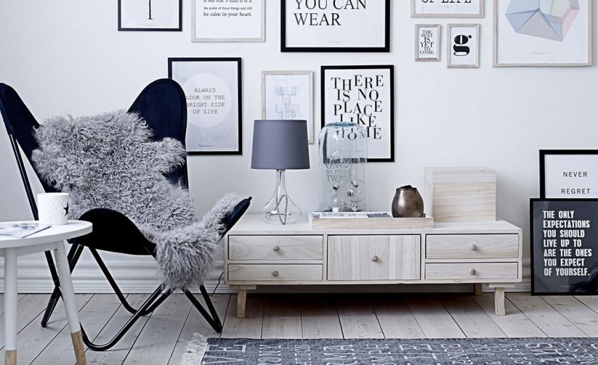 O design escandinavo, que veio da Suécia, Finlândia e Noruega, é reconhecido pela simplicidade e conforto, além de usar materiais naturais, não abusar da ornamentação e apostar em móveis maiores, mas em menos quantidade. “Esta decoração simples é atemporal, contemporânea e fácil de reproduzir, então as pessoas se encantaram e assumiram o design escandinavo. Além do espaço mais neutro fazer com que os moradores se identifiquem e sintam-se confortáveis e acolhidos”, explica a arquiteta Barbara Jalles.