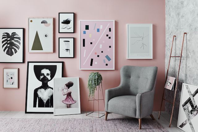 O design escandinavo, que veio da Suécia, Finlândia e Noruega, é reconhecido pela simplicidade e conforto, além de usar materiais naturais, não abusar da ornamentação e apostar em móveis maiores, mas em menos quantidade. “Esta decoração simples é atemporal, contemporânea e fácil de reproduzir, então as pessoas se encantaram e assumiram o design escandinavo. Além do espaço mais neutro fazer com que os moradores se identifiquem e sintam-se confortáveis e acolhidos”, explica a arquiteta Barbara Jalles.