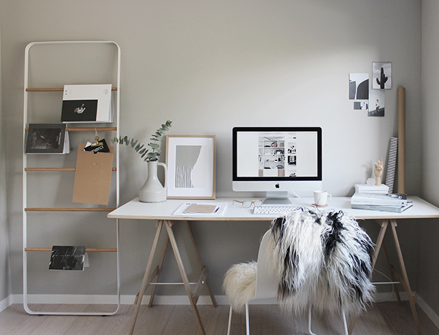 O design escandinavo, que veio da Suécia, Finlândia e Noruega, é reconhecido pela simplicidade e conforto, além de usar materiais naturais, não abusar da ornamentação e apostar em móveis maiores, mas em menos quantidade. “Esta decoração simples é atemporal, contemporânea e fácil de reproduzir, então as pessoas se encantaram e assumiram o design escandinavo. Além do espaço mais neutro fazer com que os moradores se identifiquem e sintam-se confortáveis e acolhidos”, explica a arquiteta Barbara Jalles.