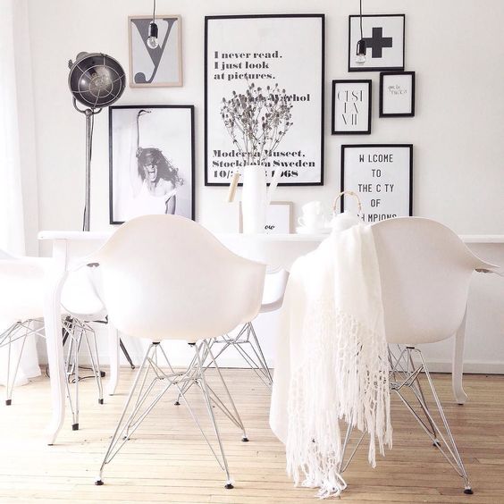 O design escandinavo, que veio da Suécia, Finlândia e Noruega, é reconhecido pela simplicidade e conforto, além de usar materiais naturais, não abusar da ornamentação e apostar em móveis maiores, mas em menos quantidade. “Esta decoração simples é atemporal, contemporânea e fácil de reproduzir, então as pessoas se encantaram e assumiram o design escandinavo. Além do espaço mais neutro fazer com que os moradores se identifiquem e sintam-se confortáveis e acolhidos”, explica a arquiteta Barbara Jalles.