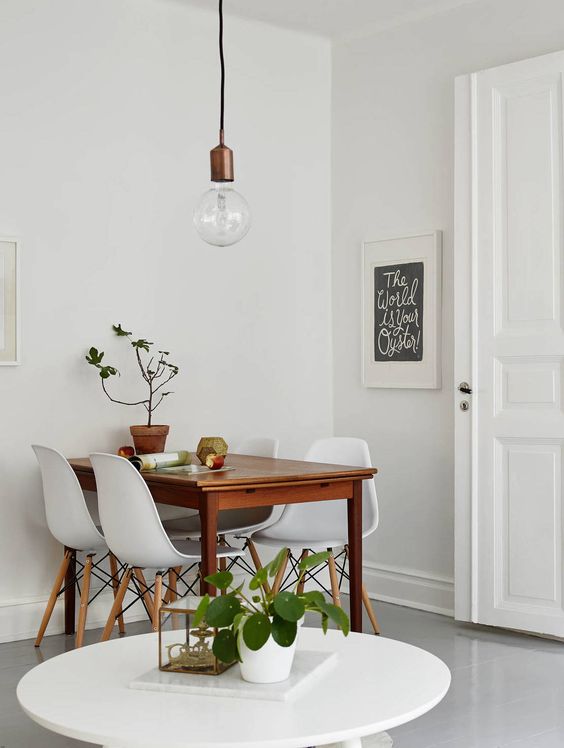 O design escandinavo, que veio da Suécia, Finlândia e Noruega, é reconhecido pela simplicidade e conforto, além de usar materiais naturais, não abusar da ornamentação e apostar em móveis maiores, mas em menos quantidade. “Esta decoração simples é atemporal, contemporânea e fácil de reproduzir, então as pessoas se encantaram e assumiram o design escandinavo. Além do espaço mais neutro fazer com que os moradores se identifiquem e sintam-se confortáveis e acolhidos”, explica a arquiteta Barbara Jalles.