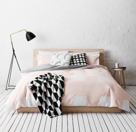 O design escandinavo, que veio da Suécia, Finlândia e Noruega, é reconhecido pela simplicidade e conforto, além de usar materiais naturais, não abusar da ornamentação e apostar em móveis maiores, mas em menos quantidade. “Esta decoração simples é atemporal, contemporânea e fácil de reproduzir, então as pessoas se encantaram e assumiram o design escandinavo. Além do espaço mais neutro fazer com que os moradores se identifiquem e sintam-se confortáveis e acolhidos”, explica a arquiteta Barbara Jalles.