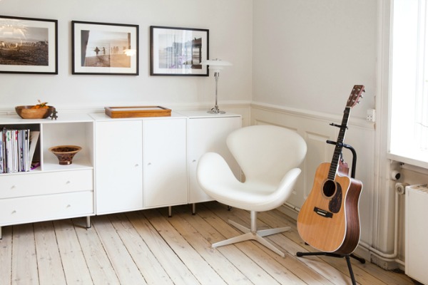 O design escandinavo, que veio da Suécia, Finlândia e Noruega, é reconhecido pela simplicidade e conforto, além de usar materiais naturais, não abusar da ornamentação e apostar em móveis maiores, mas em menos quantidade. “Esta decoração simples é atemporal, contemporânea e fácil de reproduzir, então as pessoas se encantaram e assumiram o design escandinavo. Além do espaço mais neutro fazer com que os moradores se identifiquem e sintam-se confortáveis e acolhidos”, explica a arquiteta Barbara Jalles.