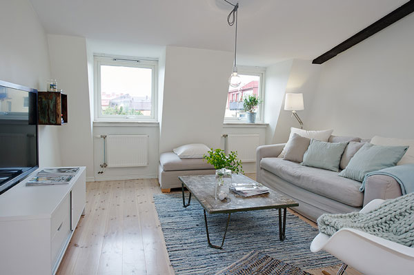 O design escandinavo, que veio da Suécia, Finlândia e Noruega, é reconhecido pela simplicidade e conforto, além de usar materiais naturais, não abusar da ornamentação e apostar em móveis maiores, mas em menos quantidade. “Esta decoração simples é atemporal, contemporânea e fácil de reproduzir, então as pessoas se encantaram e assumiram o design escandinavo. Além do espaço mais neutro fazer com que os moradores se identifiquem e sintam-se confortáveis e acolhidos”, explica a arquiteta Barbara Jalles.