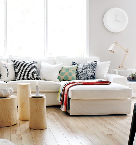 O design escandinavo, que veio da Suécia, Finlândia e Noruega, é reconhecido pela simplicidade e conforto, além de usar materiais naturais, não abusar da ornamentação e apostar em móveis maiores, mas em menos quantidade. “Esta decoração simples é atemporal, contemporânea e fácil de reproduzir, então as pessoas se encantaram e assumiram o design escandinavo. Além do espaço mais neutro fazer com que os moradores se identifiquem e sintam-se confortáveis e acolhidos”, explica a arquiteta Barbara Jalles.