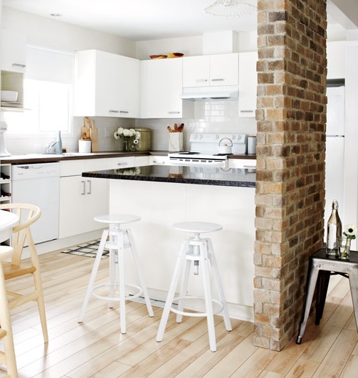 O design escandinavo, que veio da Suécia, Finlândia e Noruega, é reconhecido pela simplicidade e conforto, além de usar materiais naturais, não abusar da ornamentação e apostar em móveis maiores, mas em menos quantidade. “Esta decoração simples é atemporal, contemporânea e fácil de reproduzir, então as pessoas se encantaram e assumiram o design escandinavo. Além do espaço mais neutro fazer com que os moradores se identifiquem e sintam-se confortáveis e acolhidos”, explica a arquiteta Barbara Jalles.