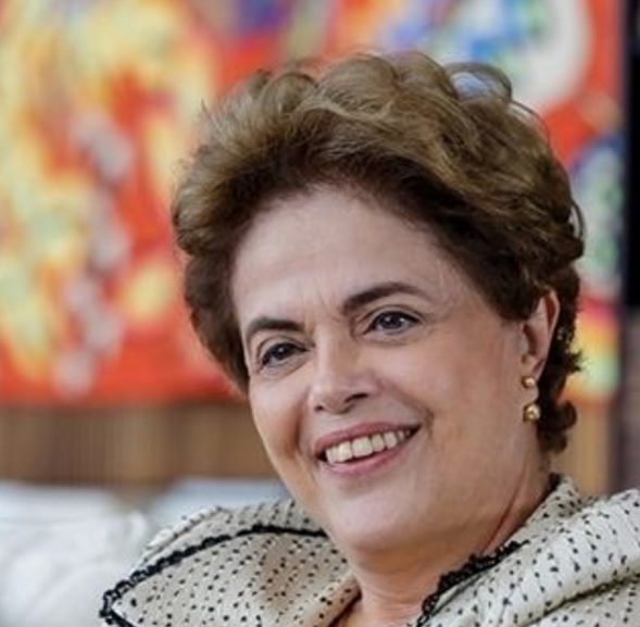 A presidente afastada foi diagnosticada com um linfoma Não-Hodgkin em abril de 2009. Em setembro do mesmo ano, a equipe médica de Dilma anunciou que ela estava completamente curada.