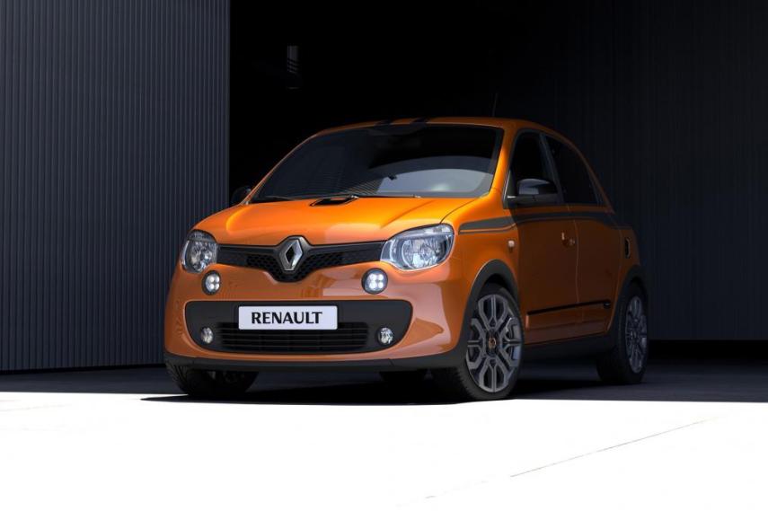 Na era em que os carros compactos ganham cada vez mais espaço nas ruas, a Renault mostrou uma versão GT do Twingo, o carrinho que ainda roda por aí em versões antigas, mas não é vendido mais pela fabricante francesa no Brasil.  Apresentado no Goodwood Festival of Speed, a nova versão ganhou 19 cavalos em seu motor 0.9. e transmissão de seis velocidades. Além desta configuração, o Twingo também ganhou uma calibragem diferenciada da suspensão para aumentar sua dirigibilidade e dar essa experiência esportiva.  Na parte externa, rodas de 17 polegadas, linhas mais agressivas e decalques nas laterais dão conta de justificar o termo GT.  Ainda não há um preço estabelecido pela fabricante, mas no Reino Unido ele deve custar cerca de 15 mil libras (cerca de R$ 76 mil), aponta a mídia local.