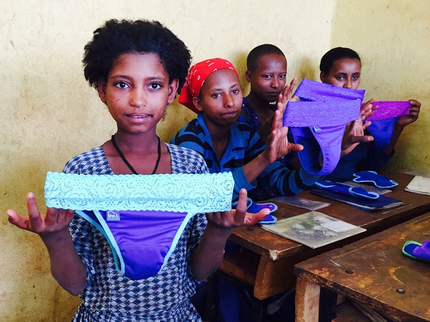   Várias garotas que vivem na áfrica deixam de ir à escola durante o período menstrual por ser raro e caro comprar absorventes. Foi pensando nisso que a designer de produto Diana Sierra resolveu criar uma roupa íntima que pode resolver esse problema.O produto desenvolvido por ela é uma calcinha almofadada e reutilizável, com bolsas impermeáveis que pode ser abastecida com qualquer material absorvente, como pano, algodão ou papel higiênico. Funciona de uma maneira simples: quando a bolsa ficar cheia, é só substituir o material. Além disso, é fácil de lavar a calcinha e ela seca rapidinho.