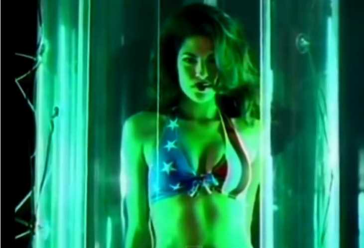 Antes de começar a fazer sucesso como atriz em 2003, no final dos anos 90, Eva Mendes foi a garota perfeita do clipe de 'Hole in my Soul' do Aerosmith.