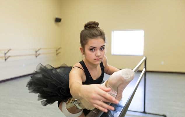 A adolescente de 14 anos, que é apaixonada por balé, voltou a dançar com a ajuda de uma prótese depois de ter uma perna amputada acima do joelho em decorrência de  um tipo raro de câncer ósseo.