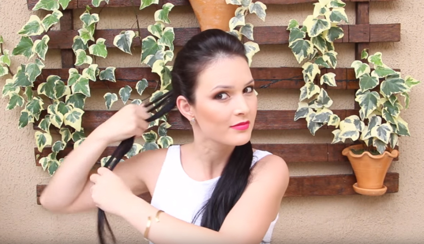 Um dos penteados mais clássicos e práticos pede apenas um lacinho de cabelo e um ou dois grampos. “Primeiro, deixe o cabelo formar um topete e prenda com um grampo, e em seguida faça um rabo de cavalo com todo o cabelo”, explica. Por fim, para dar um melhor acabamento, Julia sugere retirar uma pequena mecha do rabo de cavalo e circundá-la ao redor do lacinho, prendendo com mais um grampo.