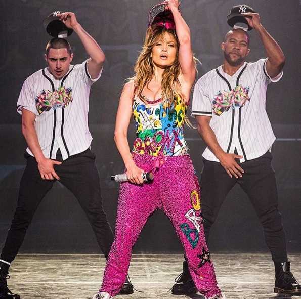 Jennifer Lopez sempre arrasou na dança! Antes de se tornar uma estrela pop, ela apareceu como bailarina no clipe 'That´s the Way Love Goes’, de Janet Jackson.