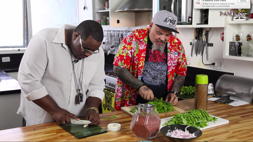 Vegano, Gordo tem dado 'bom exemplo' de alimentação com seu programa 'Panelaço'. Espetinho de carne não faz parte de sua churrasqueria, apenas de soja, berinjela, cebola, etc...