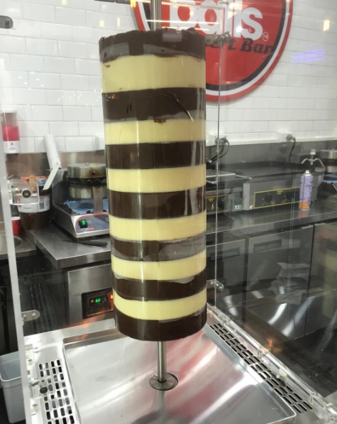 Tellabab = pão sírio adocicado, chantilly, uma boa colherada de Nutella, banana, morango e, no lugar das fatias de carne que saem da maquina giratória, raspas de chocolate.
