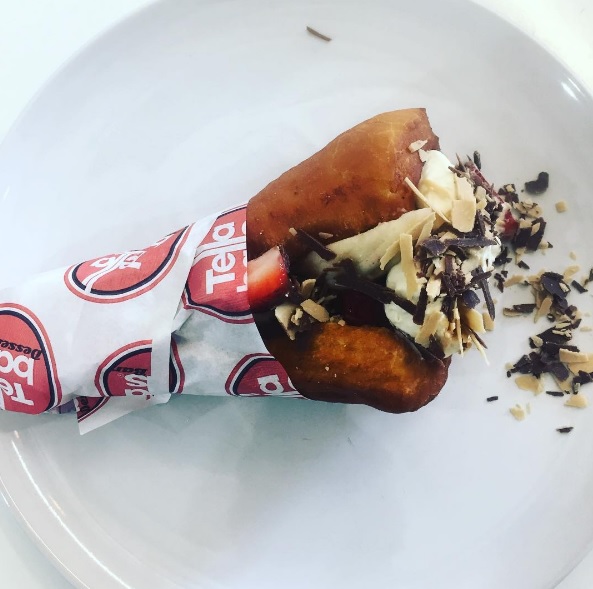 Tellabab = pão sírio adocicado, chantilly, uma boa colherada de Nutella, banana, morango e, no lugar das fatias de carne que saem da maquina giratória, raspas de chocolate.