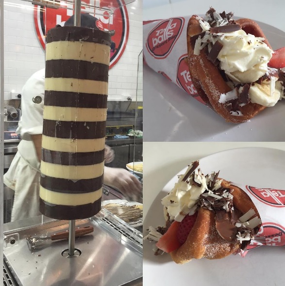 Tellabab = pão sírio adocicado, chantilly, uma boa colherada de Nutella, banana, morango e, no lugar das fatias de carne que saem da maquina giratória, raspas de chocolate.