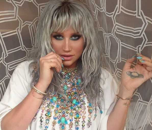 Kesha estourou com 'Tik Tok' em 2010. Três anos antes, ela aparecia no clipe de 'I Kissed a Girl', de Katy Perry.